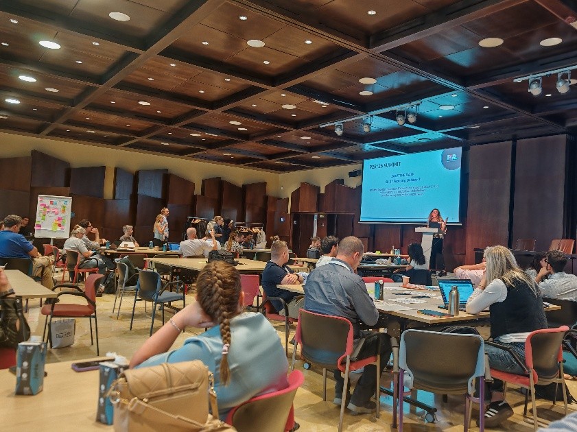 zdjęcie przedstawia widok na prelegenta i uczestników spotkania